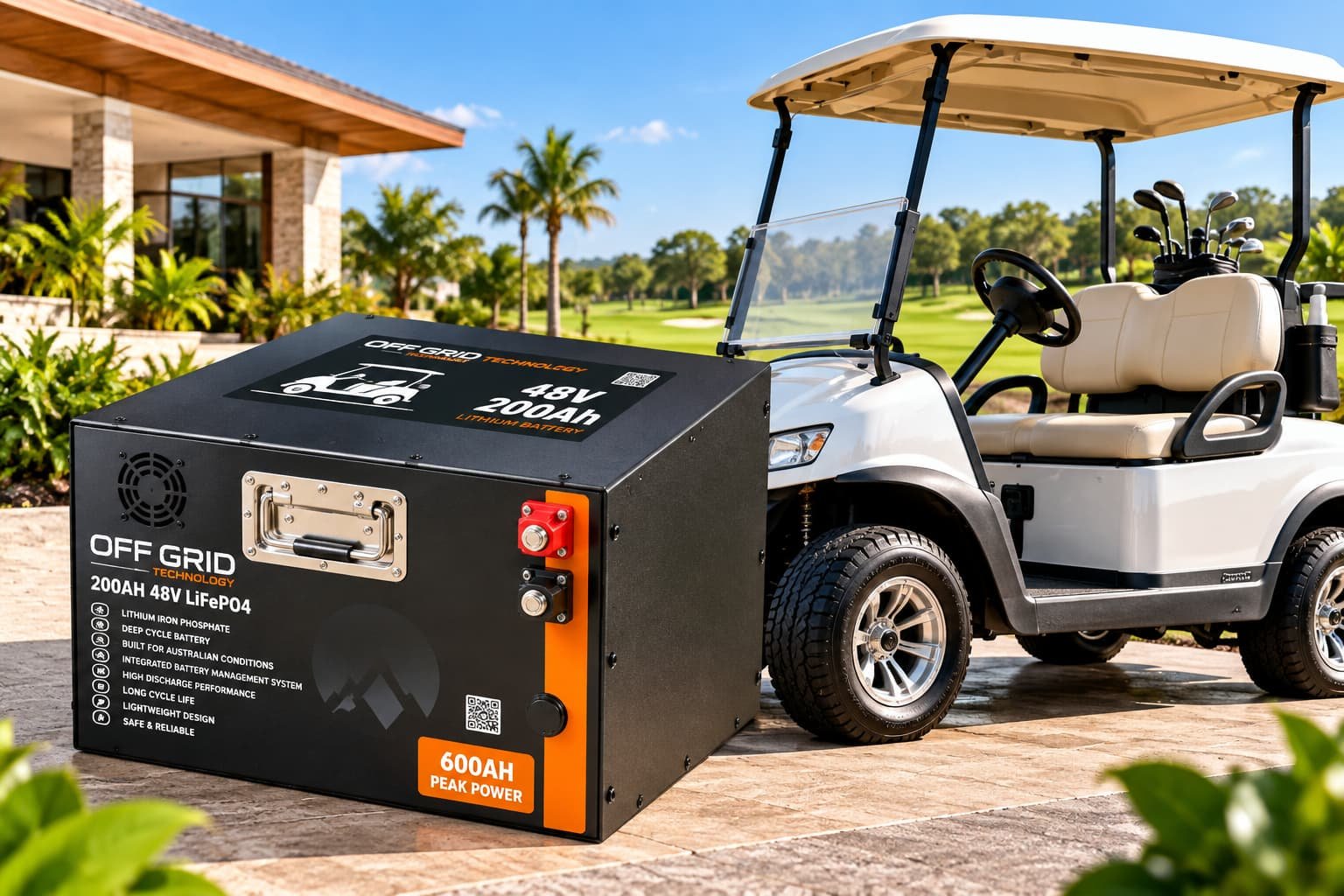Batería de litio LiFePO₄ de 48V y 200Ah para carritos de golf, junto a un carrito eléctrico en un campo de golf en Paraguay.